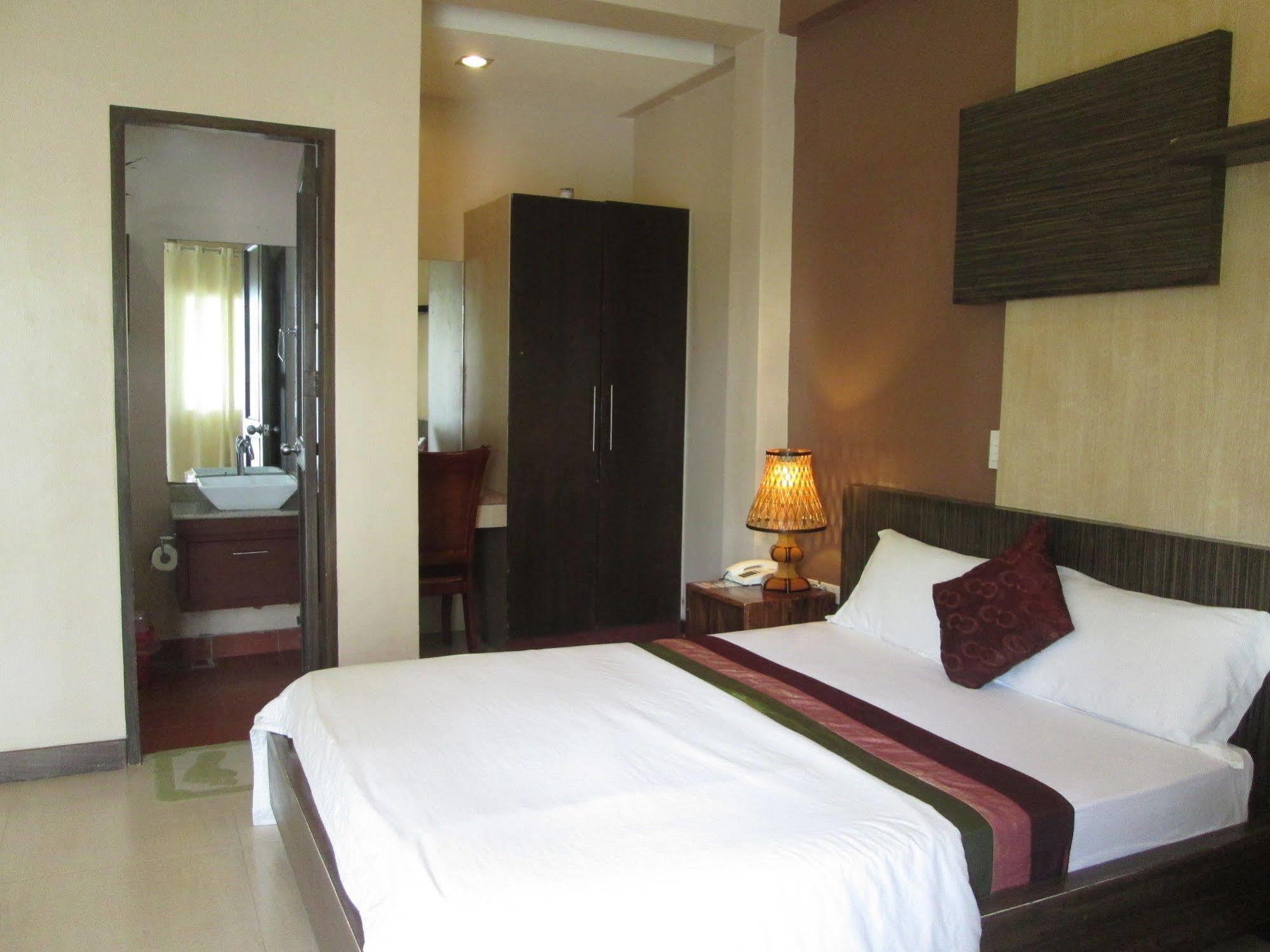 Seabird International Resort Balabag  Bagian luar foto